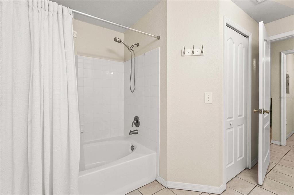 待售: $227,500 (1 贝兹, 1 浴室, 949 平方英尺)