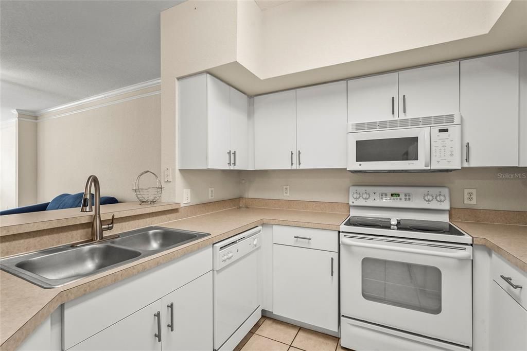 待售: $227,500 (1 贝兹, 1 浴室, 949 平方英尺)