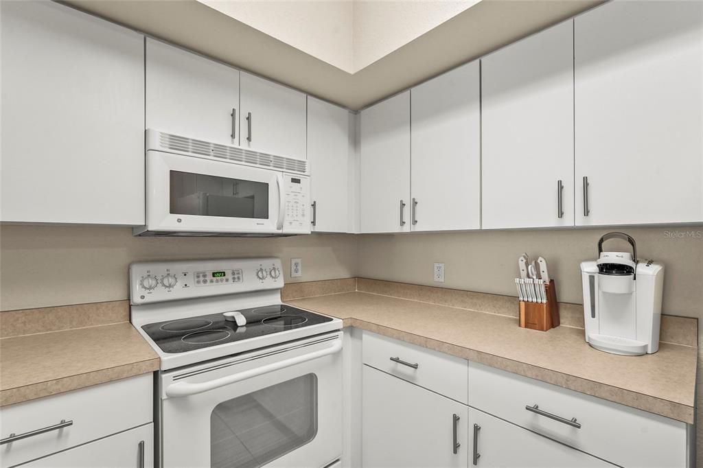 待售: $227,500 (1 贝兹, 1 浴室, 949 平方英尺)