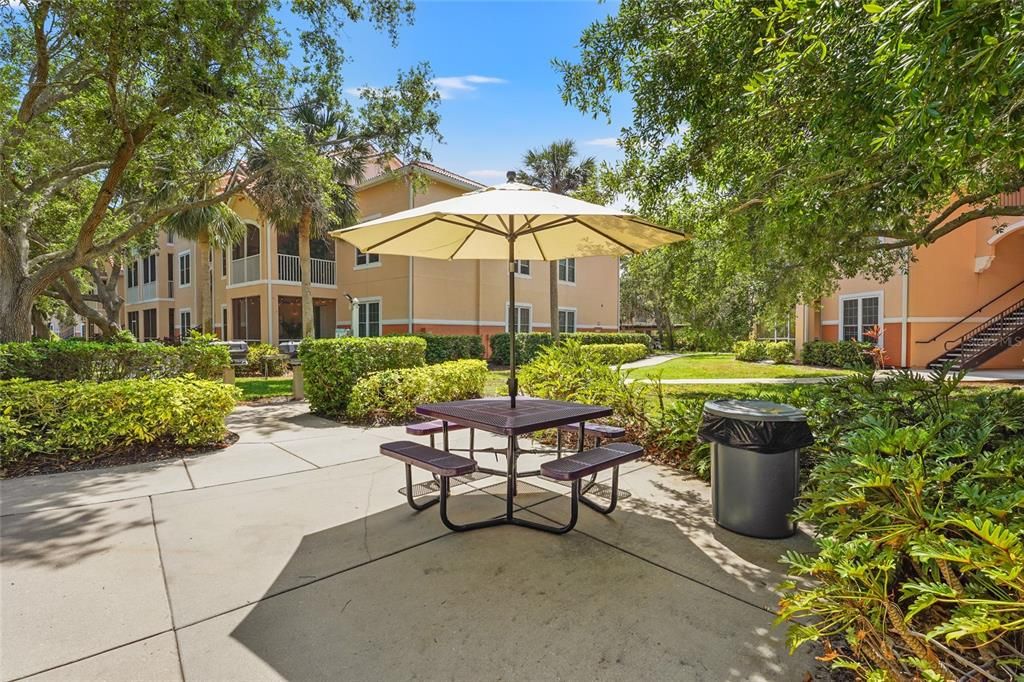 待售: $227,500 (1 贝兹, 1 浴室, 949 平方英尺)