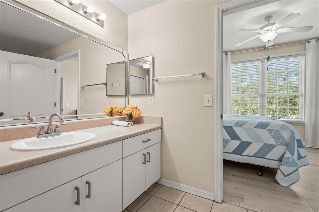 待售: $227,500 (1 贝兹, 1 浴室, 949 平方英尺)