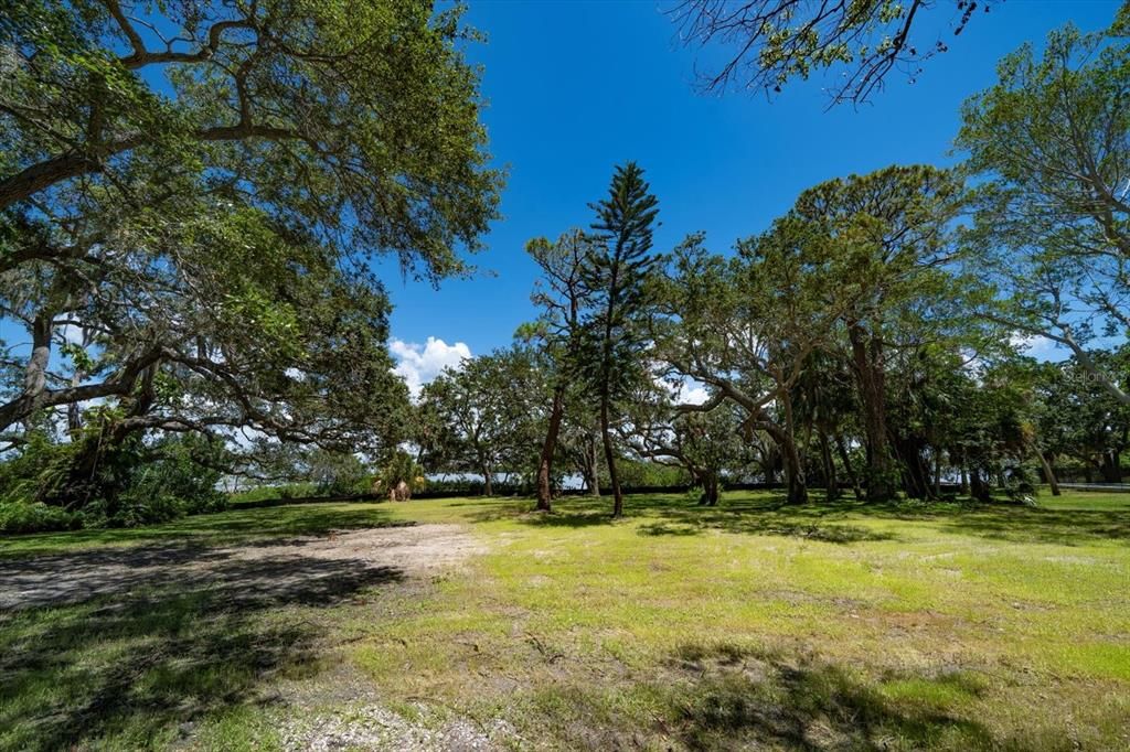 Activo con contrato: $2,200,000 (0.75 acres)