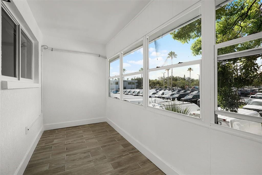 Active With Contract: $156,000 (1 beds, 1 baths, 585 Square Feet)