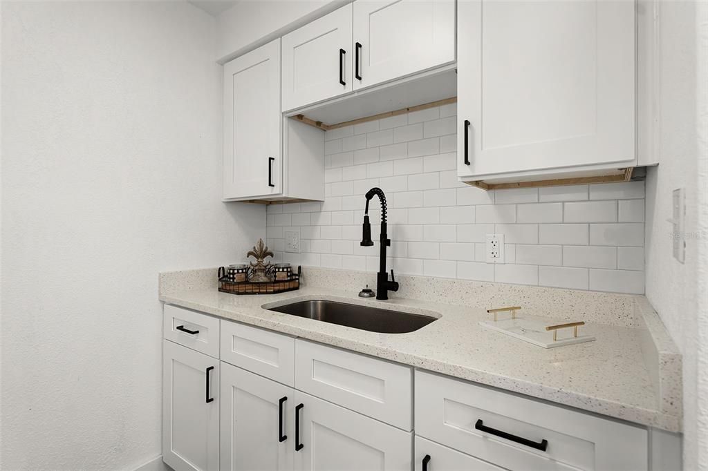 Active With Contract: $156,000 (1 beds, 1 baths, 585 Square Feet)