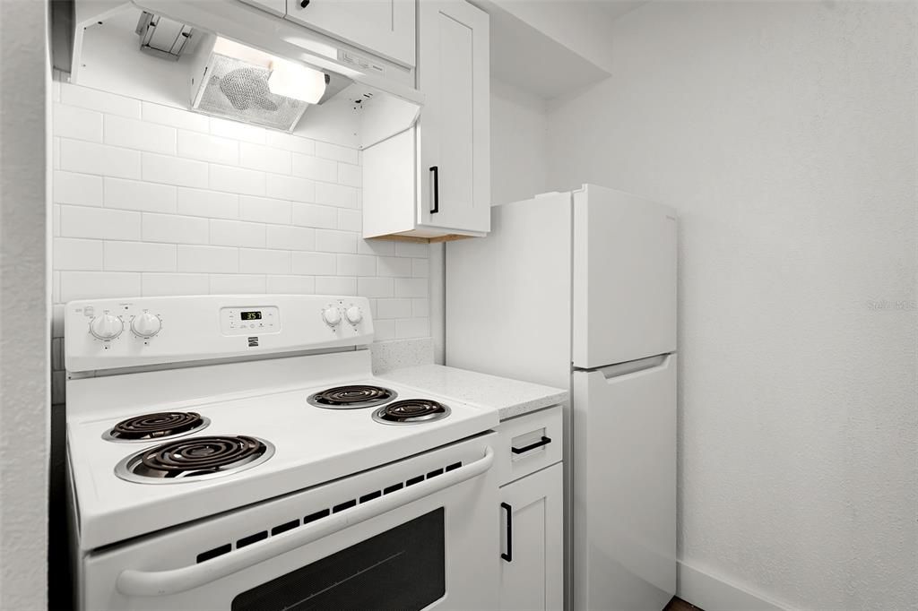Active With Contract: $156,000 (1 beds, 1 baths, 585 Square Feet)