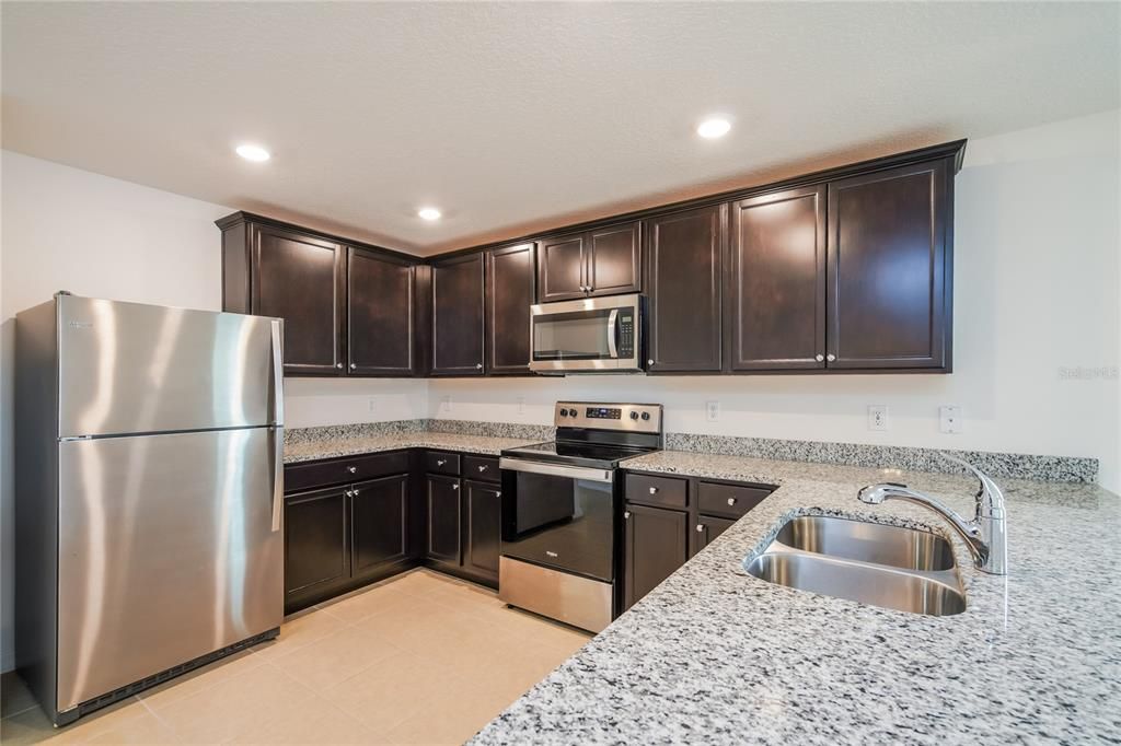 出租: $1,945 (4 贝兹, 2 浴室, 1851 平方英尺)