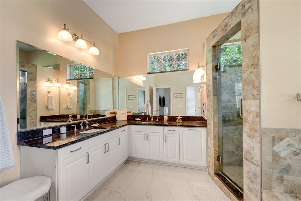 Activo con contrato: $995,000 (4 camas, 3 baños, 3293 Pies cuadrados)