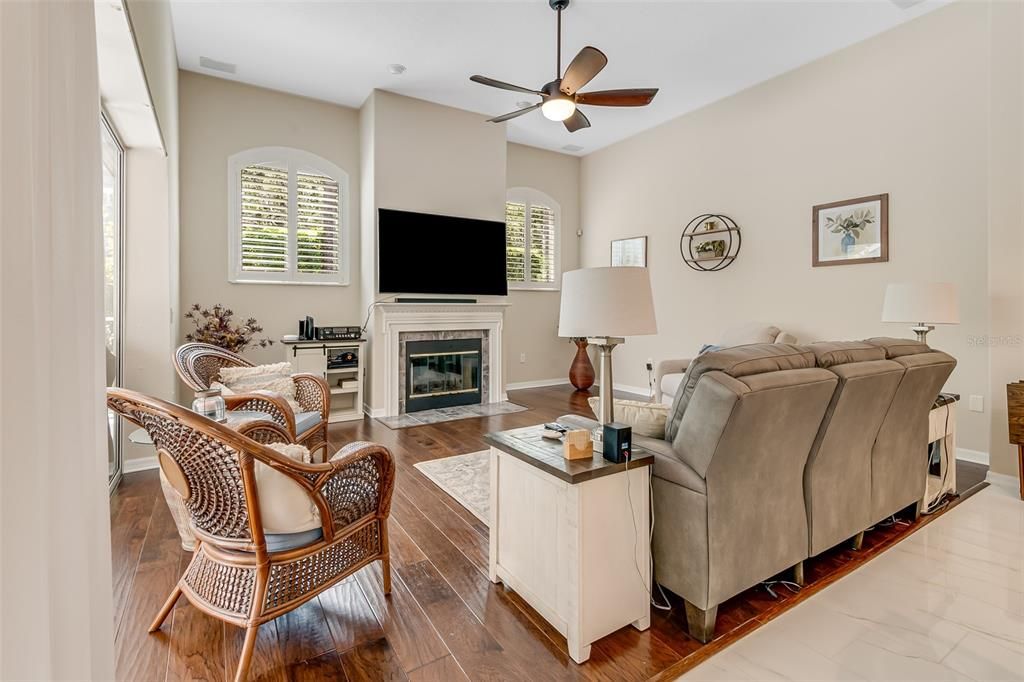 Activo con contrato: $995,000 (4 camas, 3 baños, 3293 Pies cuadrados)