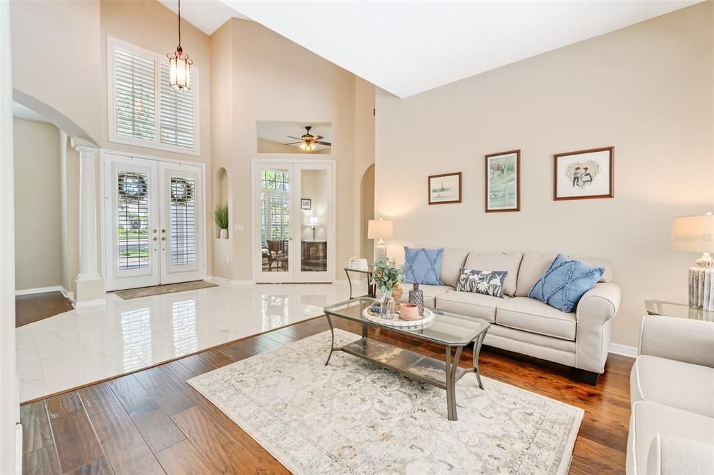 Activo con contrato: $995,000 (4 camas, 3 baños, 3293 Pies cuadrados)