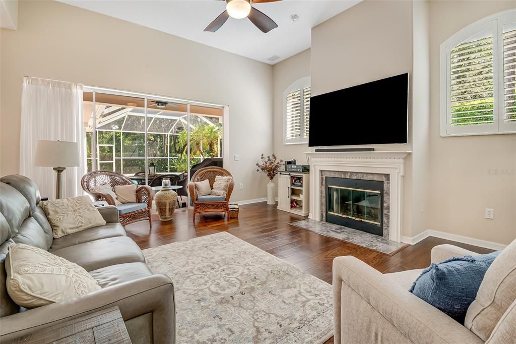 Activo con contrato: $995,000 (4 camas, 3 baños, 3293 Pies cuadrados)