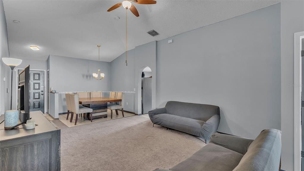 Activo con contrato: $315,000 (4 camas, 2 baños, 1554 Pies cuadrados)