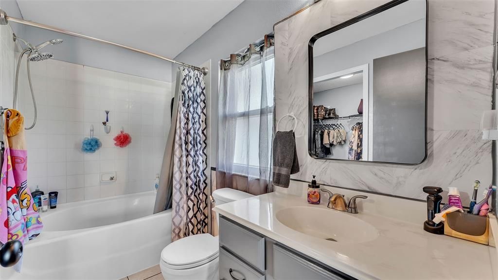 Activo con contrato: $315,000 (4 camas, 2 baños, 1554 Pies cuadrados)