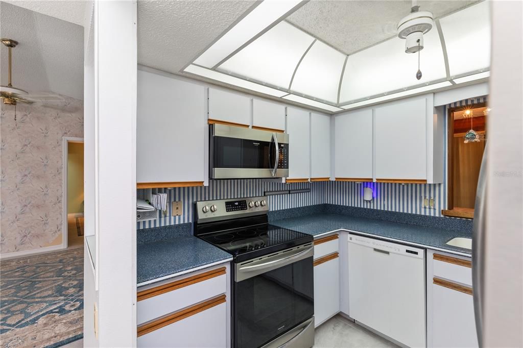 Active With Contract: $275,000 (2 beds, 2 baths, 1459 Square Feet)