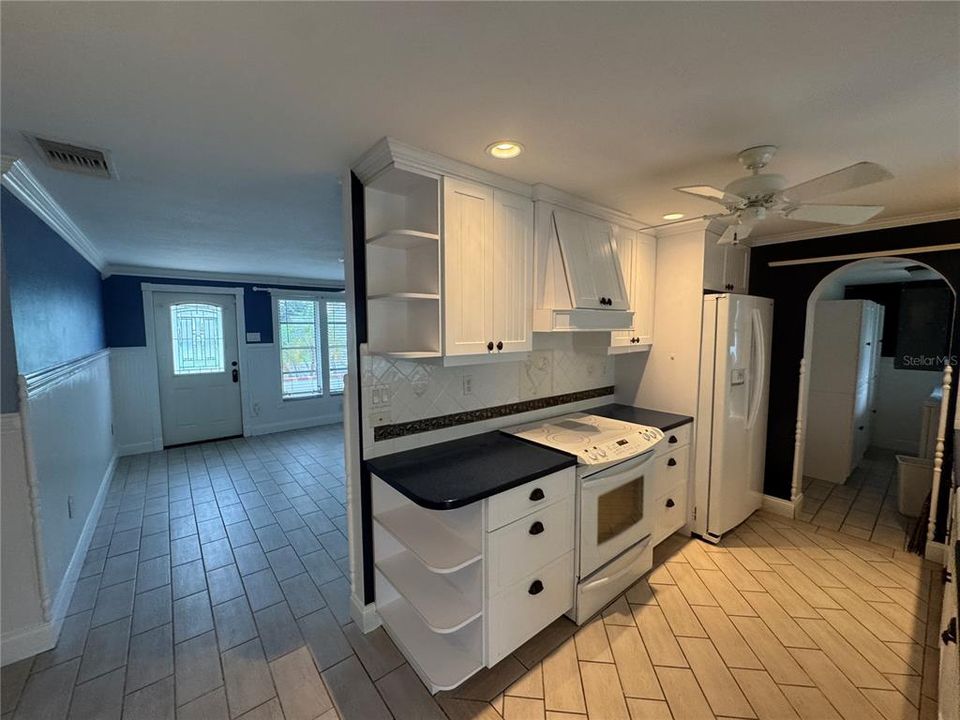 Active With Contract: $1,450 (2 beds, 2 baths, 1173 Square Feet)