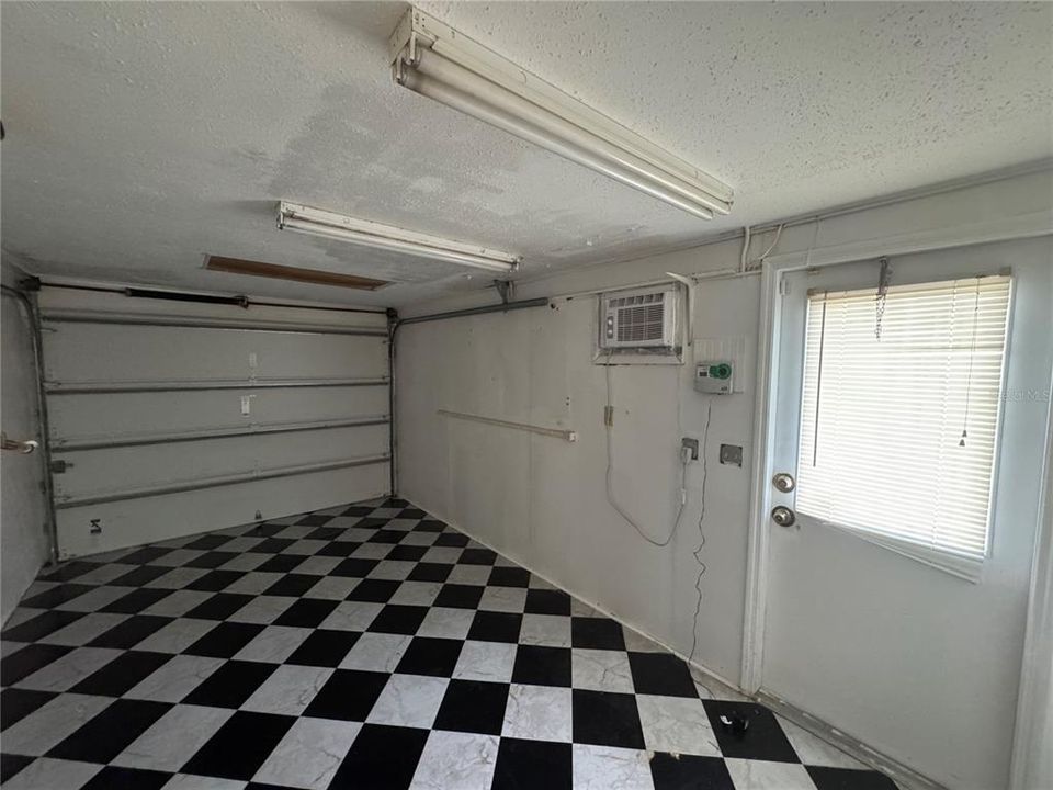 Active With Contract: $1,450 (2 beds, 2 baths, 1173 Square Feet)