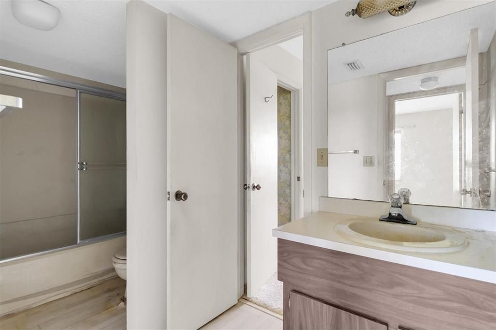 Под контрактом: $69,999 (2 спален, 1 ванн, 882 Квадратных фут)