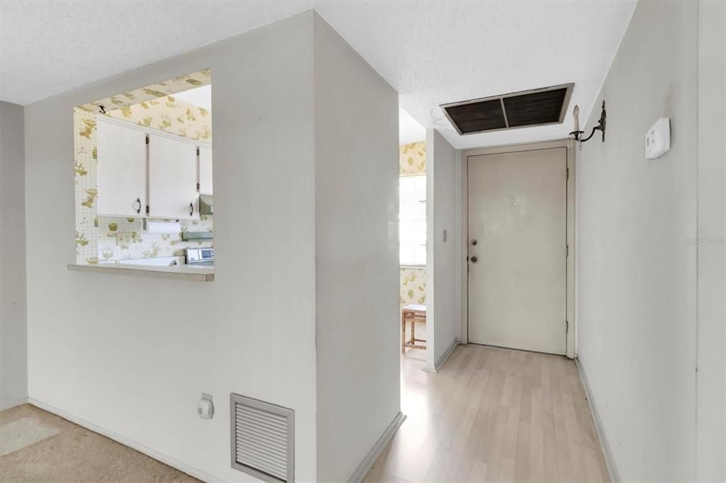 Под контрактом: $69,999 (2 спален, 1 ванн, 882 Квадратных фут)