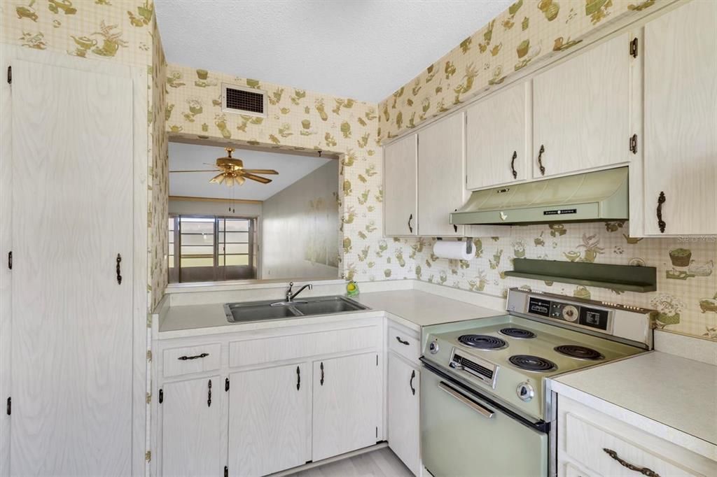 Под контрактом: $69,999 (2 спален, 1 ванн, 882 Квадратных фут)