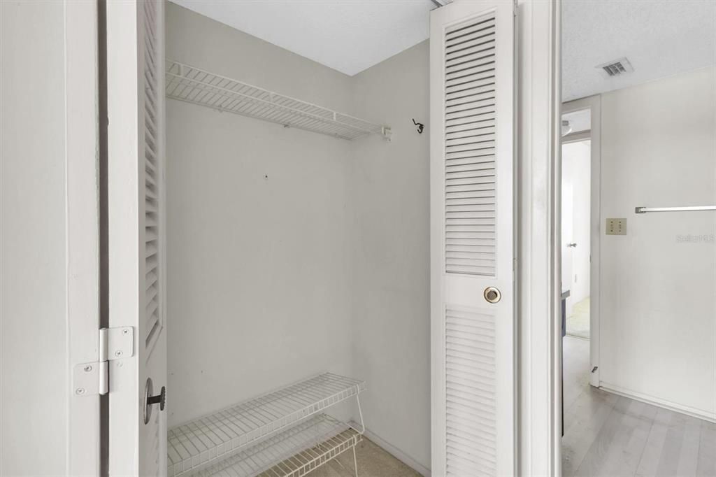 Под контрактом: $69,999 (2 спален, 1 ванн, 882 Квадратных фут)