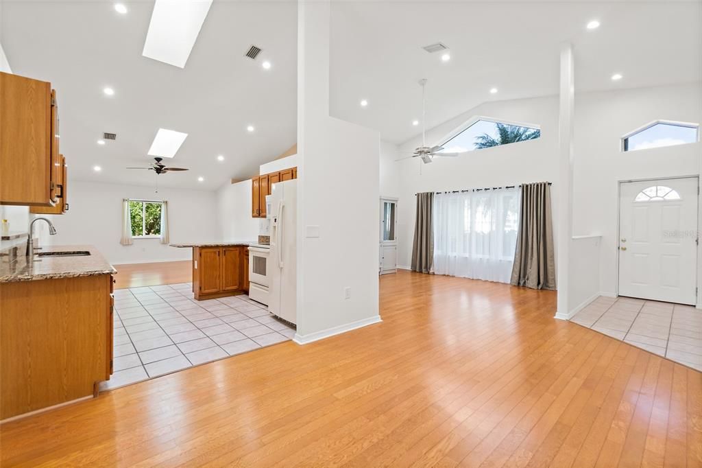 待售: $379,900 (4 贝兹, 2 浴室, 1973 平方英尺)