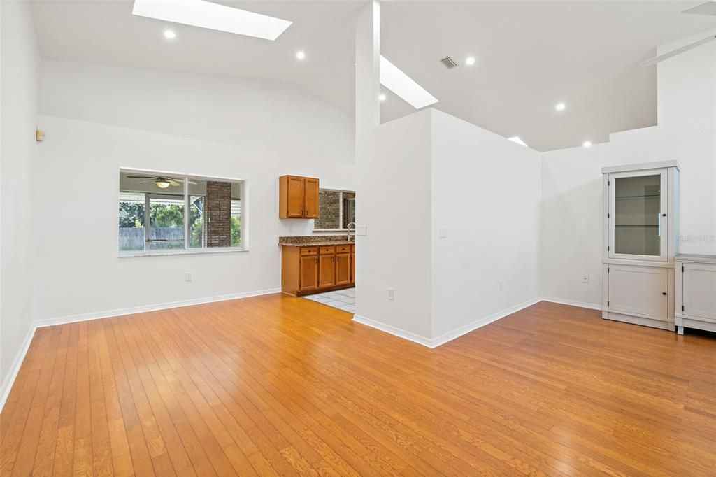 待售: $379,900 (4 贝兹, 2 浴室, 1973 平方英尺)