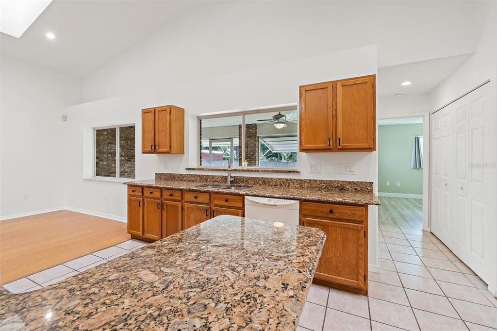 待售: $379,900 (4 贝兹, 2 浴室, 1973 平方英尺)