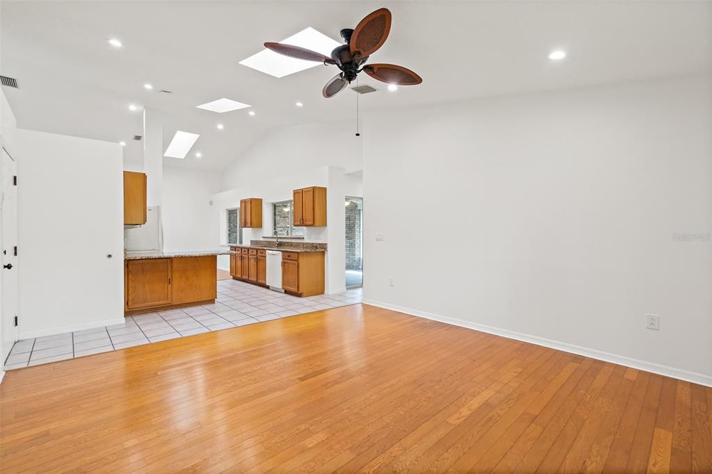 待售: $379,900 (4 贝兹, 2 浴室, 1973 平方英尺)