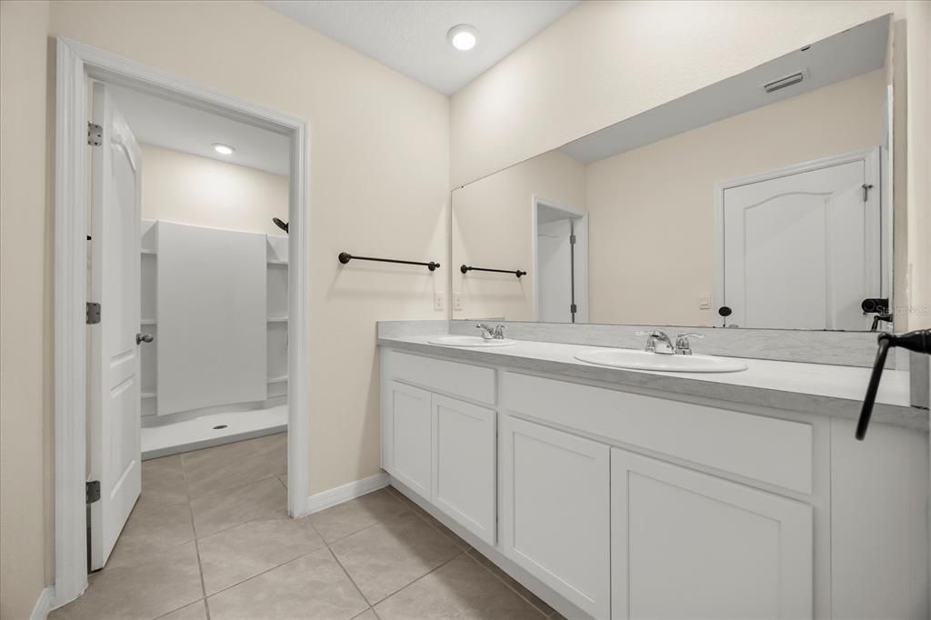 Под контрактом: $1,749 (3 спален, 2 ванн, 1740 Квадратных фут)