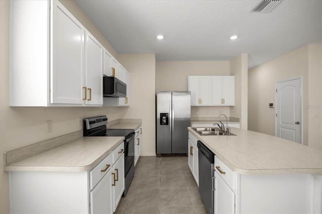 Под контрактом: $1,749 (3 спален, 2 ванн, 1740 Квадратных фут)