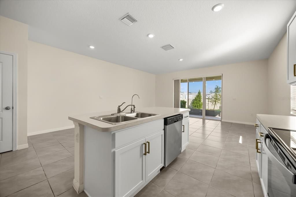 Под контрактом: $1,749 (3 спален, 2 ванн, 1740 Квадратных фут)