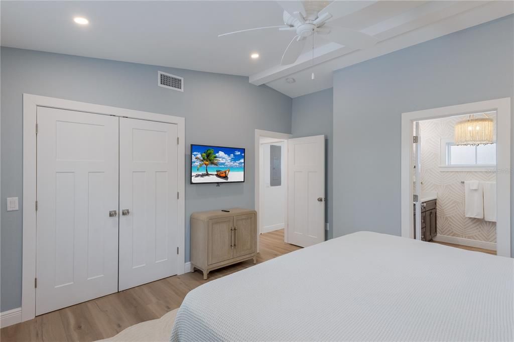 For Sale: $2,200,000 (3 beds, 2 baths, 1680 Square Feet)