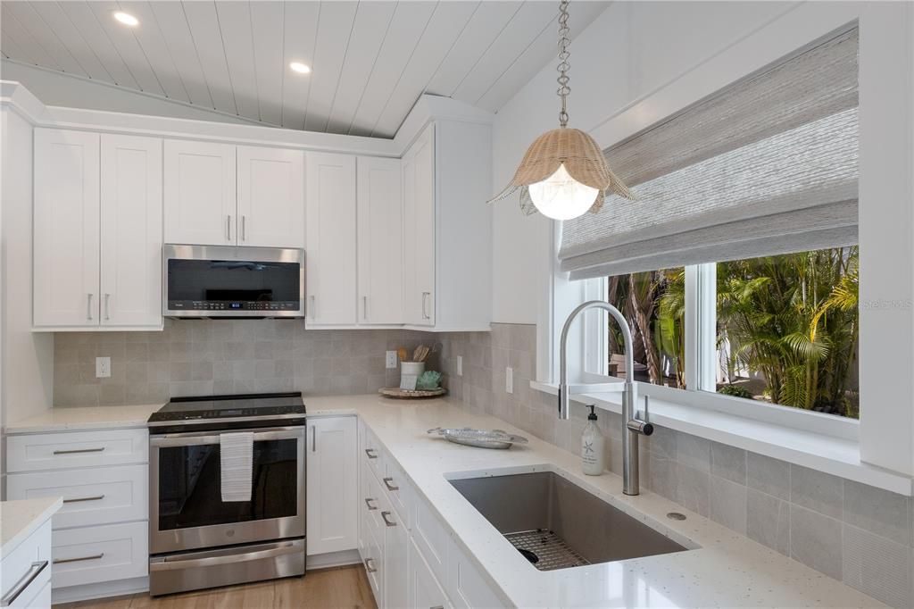 For Sale: $2,200,000 (3 beds, 2 baths, 1680 Square Feet)