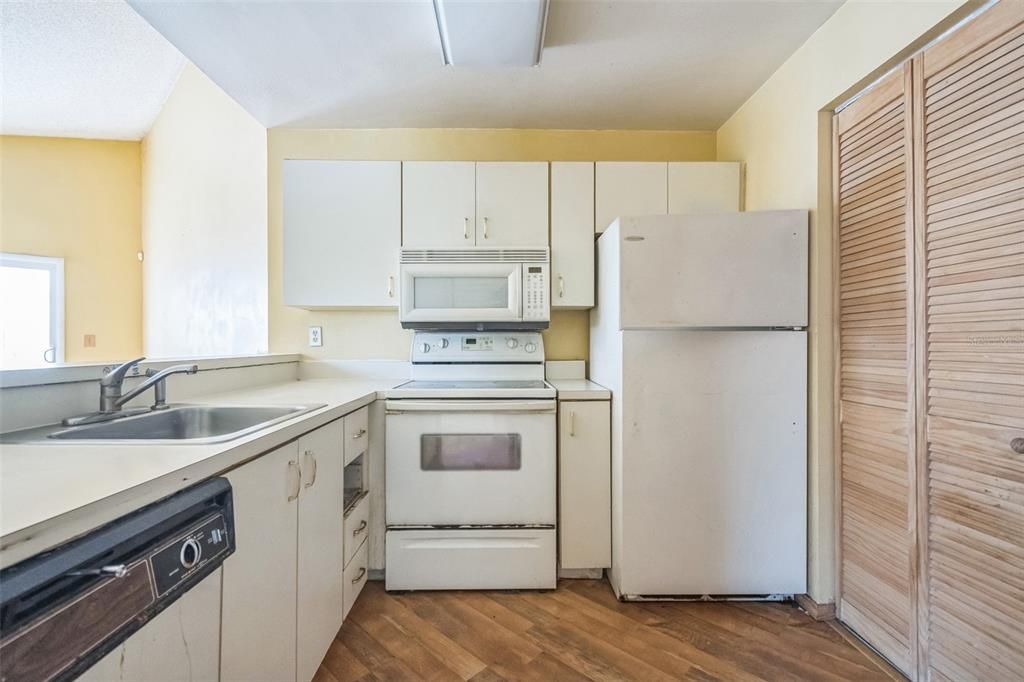 For Sale: $79,950 (2 beds, 2 baths, 930 Square Feet)