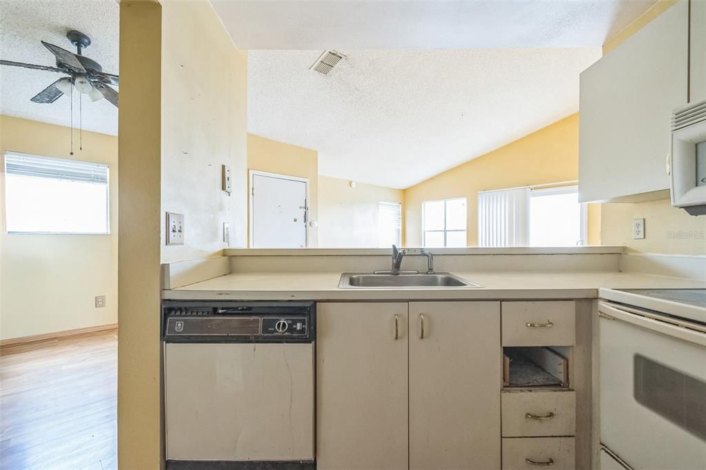 For Sale: $79,950 (2 beds, 2 baths, 930 Square Feet)