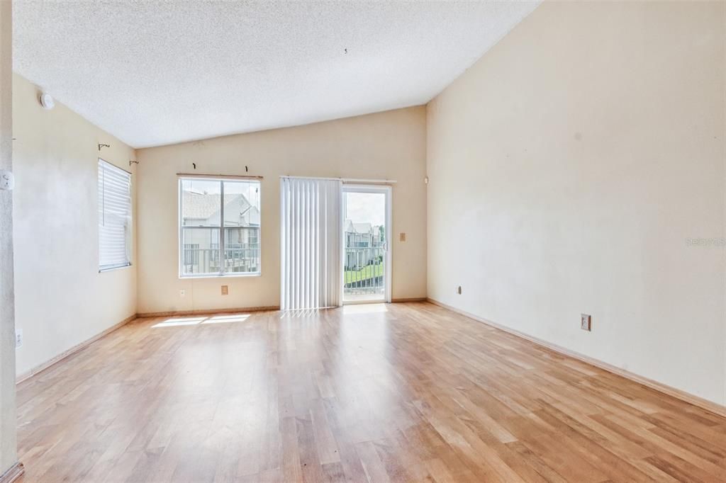 For Sale: $79,950 (2 beds, 2 baths, 930 Square Feet)