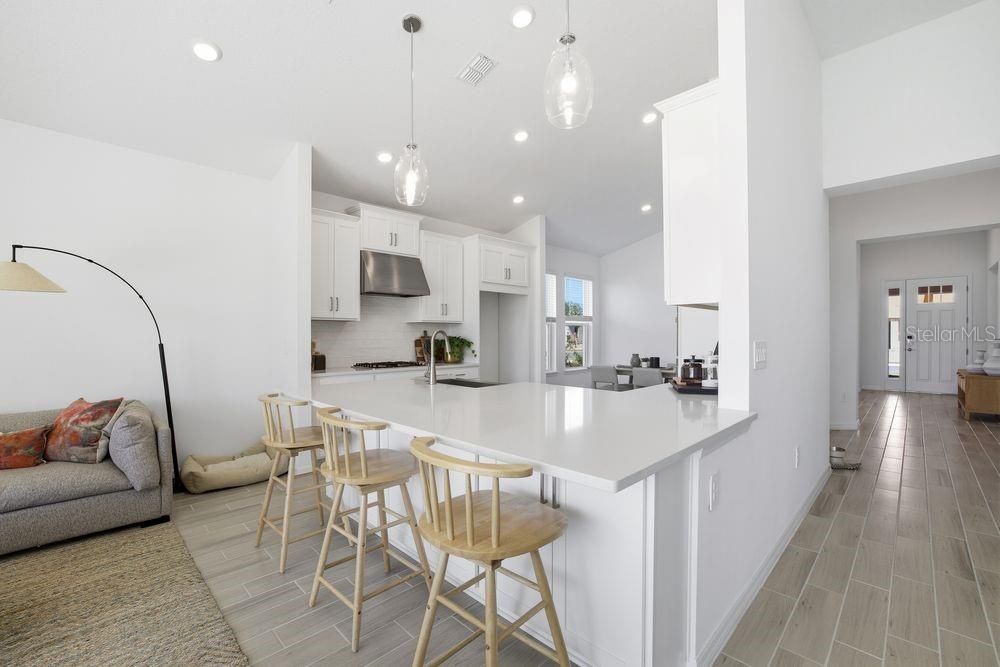 合同活跃: $454,999 (3 贝兹, 2 浴室, 2055 平方英尺)