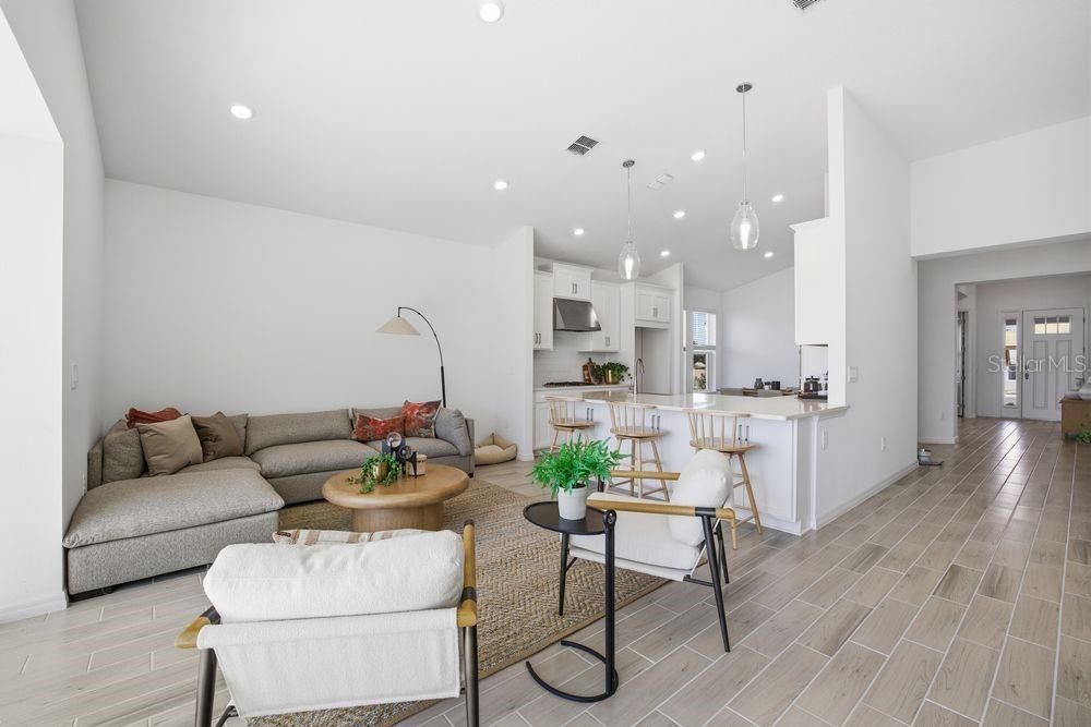 合同活跃: $454,999 (3 贝兹, 2 浴室, 2055 平方英尺)