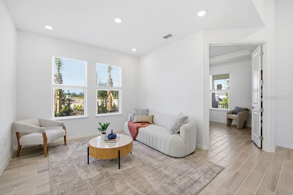 合同活跃: $454,999 (3 贝兹, 2 浴室, 2055 平方英尺)