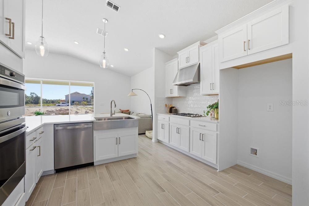 合同活跃: $454,999 (3 贝兹, 2 浴室, 2055 平方英尺)