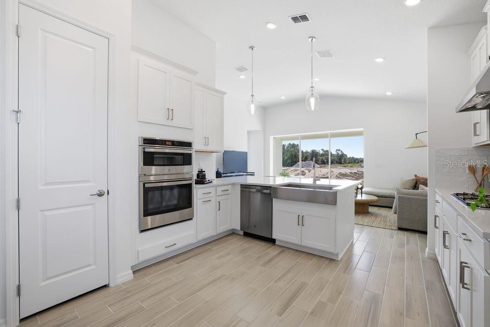 合同活跃: $454,999 (3 贝兹, 2 浴室, 2055 平方英尺)