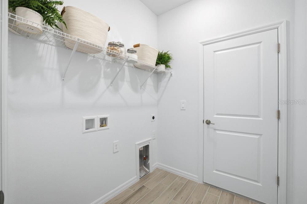 合同活跃: $454,999 (3 贝兹, 2 浴室, 2055 平方英尺)