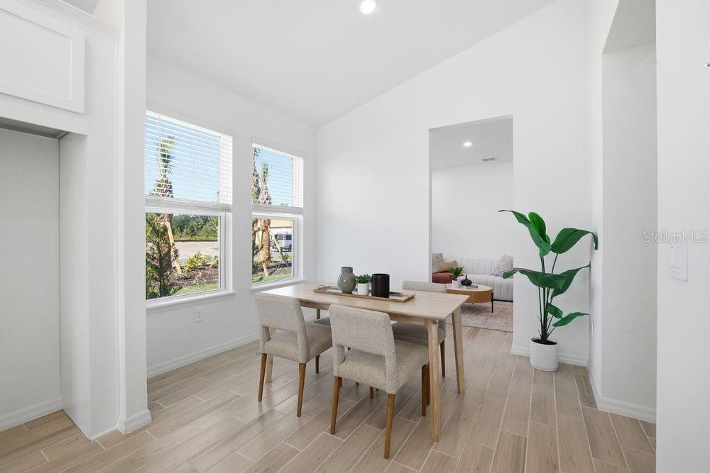 合同活跃: $454,999 (3 贝兹, 2 浴室, 2055 平方英尺)