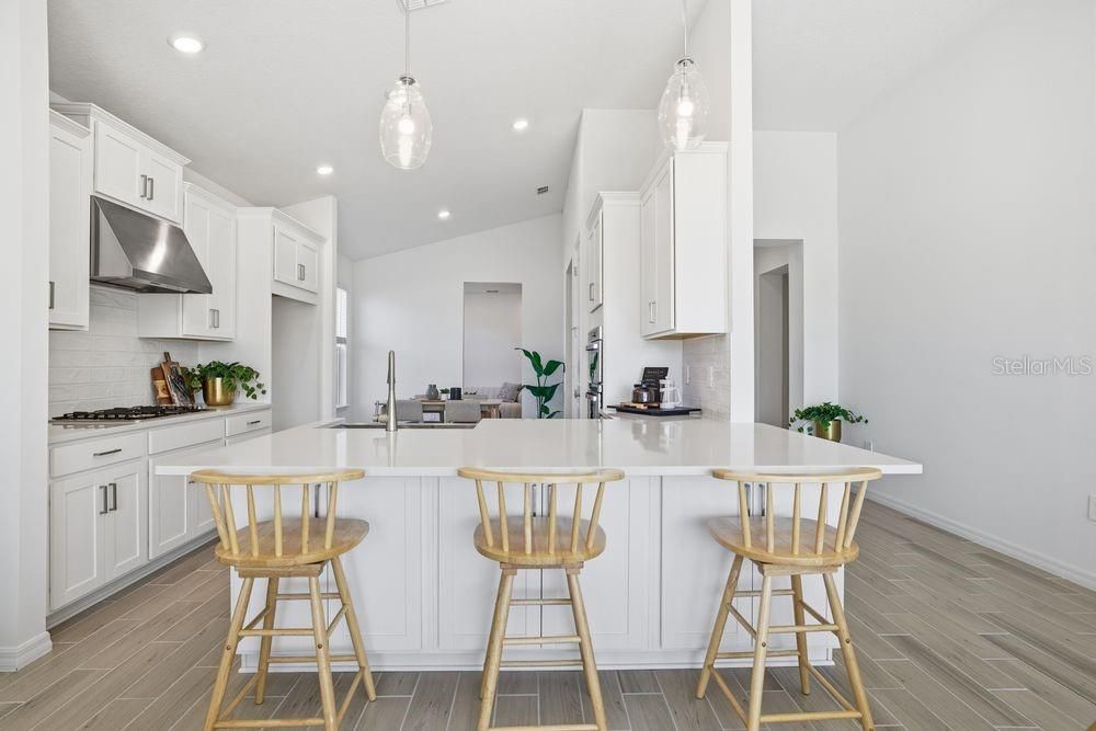 合同活跃: $454,999 (3 贝兹, 2 浴室, 2055 平方英尺)