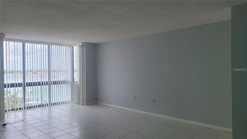 合同活跃: $2,200 (3 贝兹, 2 浴室, 1650 平方英尺)