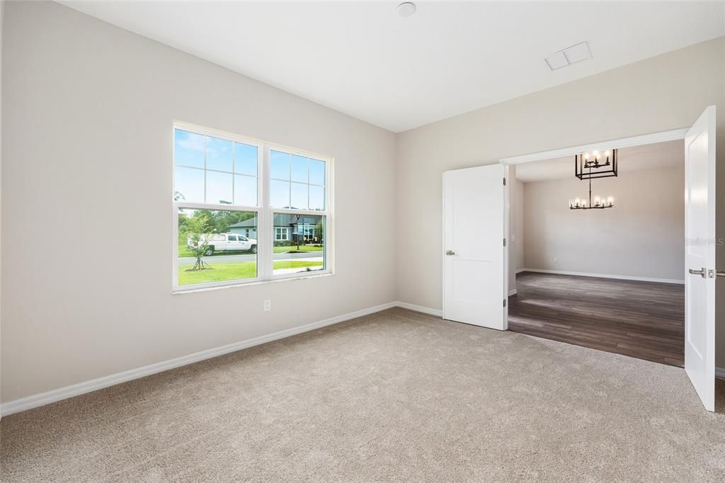 合同活跃: $421,600 (3 贝兹, 2 浴室, 2294 平方英尺)