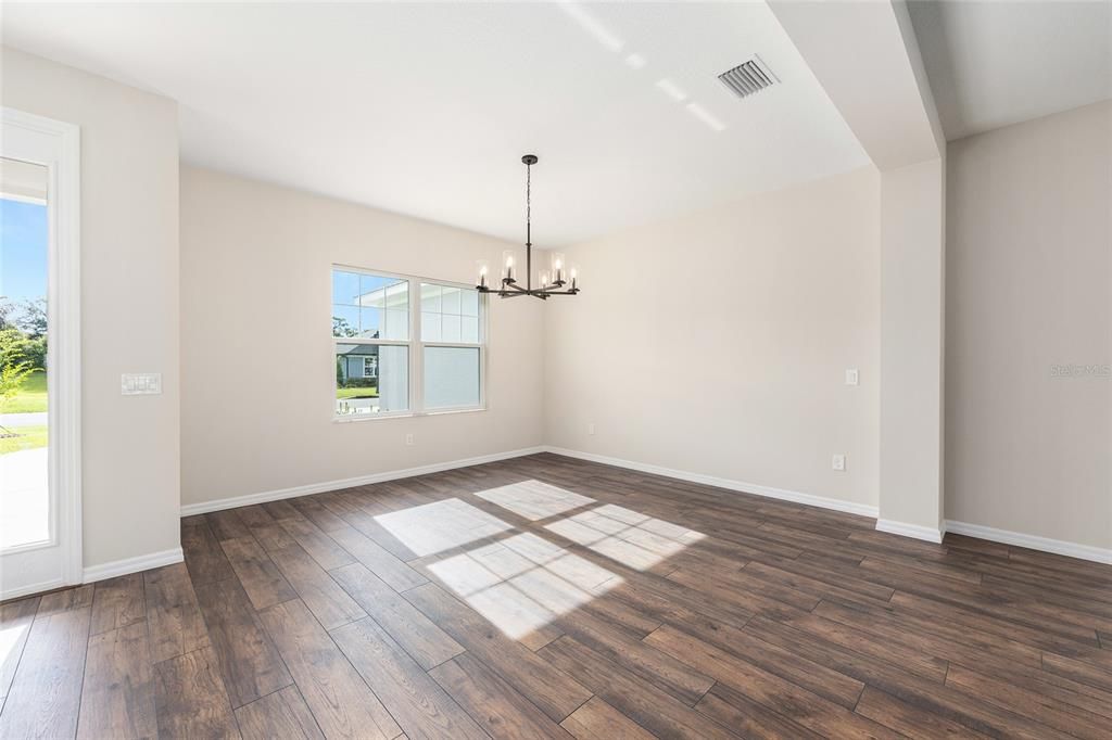 合同活跃: $421,600 (3 贝兹, 2 浴室, 2294 平方英尺)