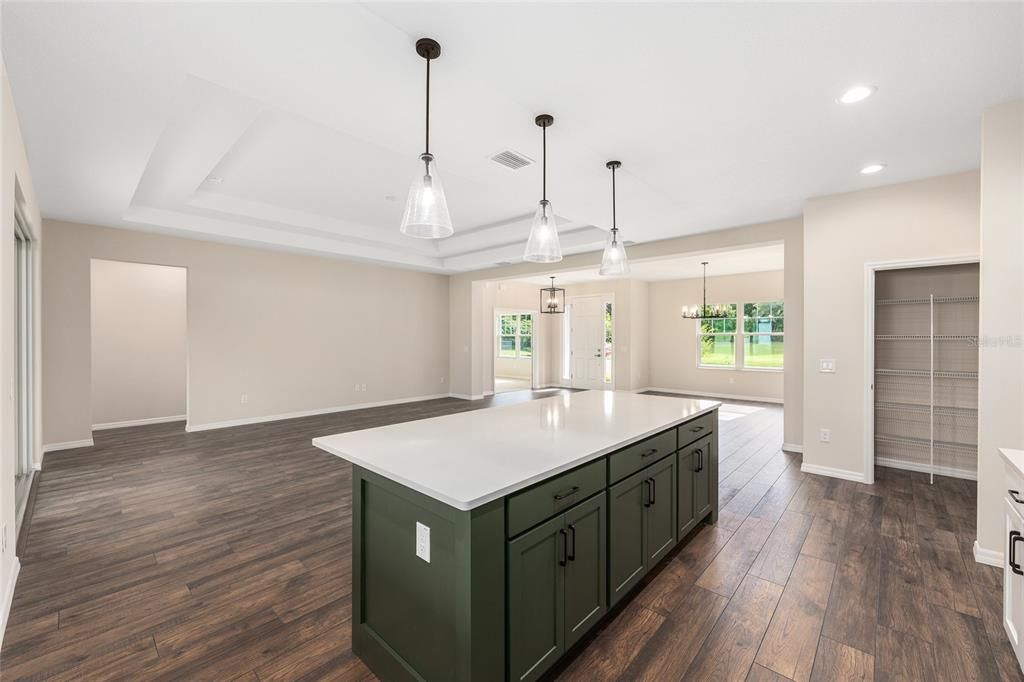 合同活跃: $421,600 (3 贝兹, 2 浴室, 2294 平方英尺)