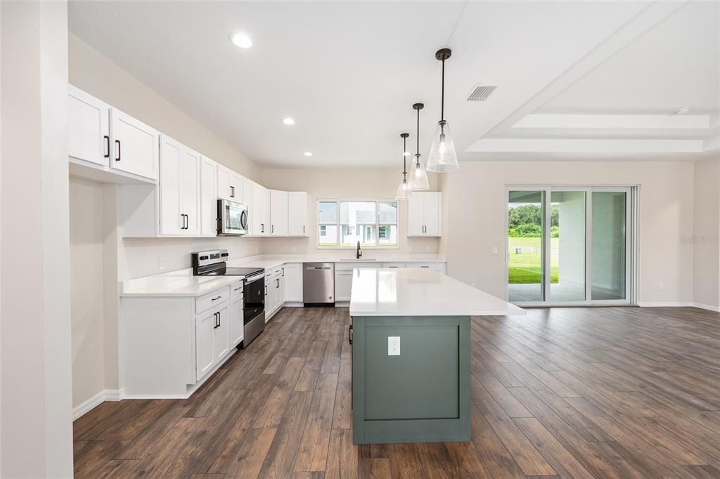 合同活跃: $421,600 (3 贝兹, 2 浴室, 2294 平方英尺)