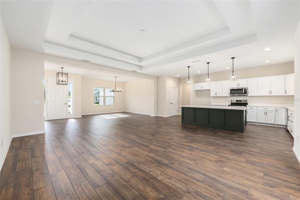 合同活跃: $421,600 (3 贝兹, 2 浴室, 2294 平方英尺)