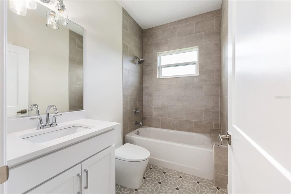 合同活跃: $421,600 (3 贝兹, 2 浴室, 2294 平方英尺)